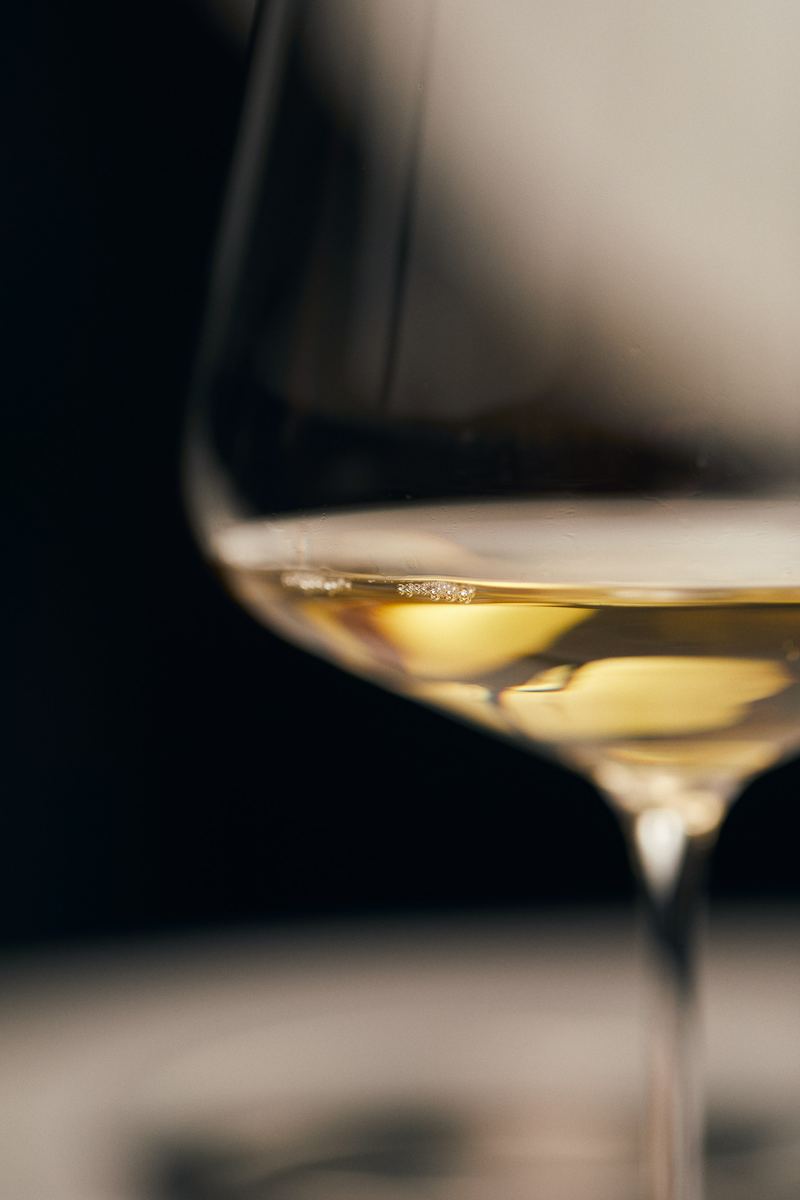 Calice di vino bianco in primo piano