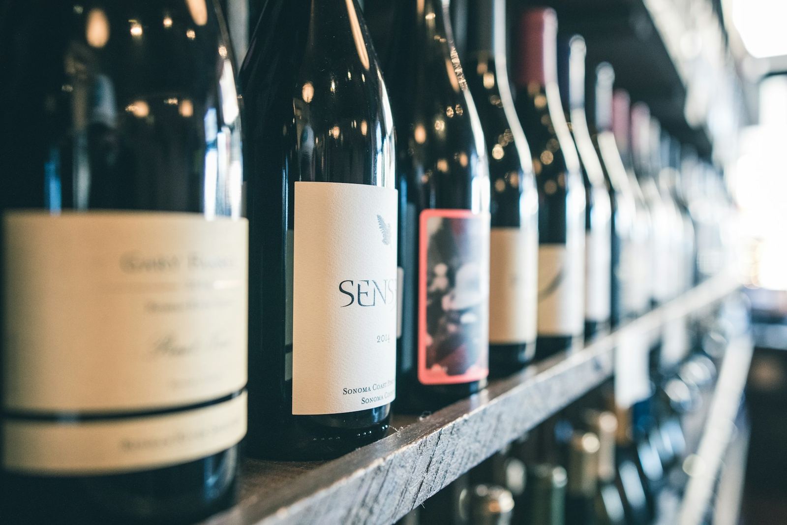 Bottiglie di vino allineate su uno scaffale