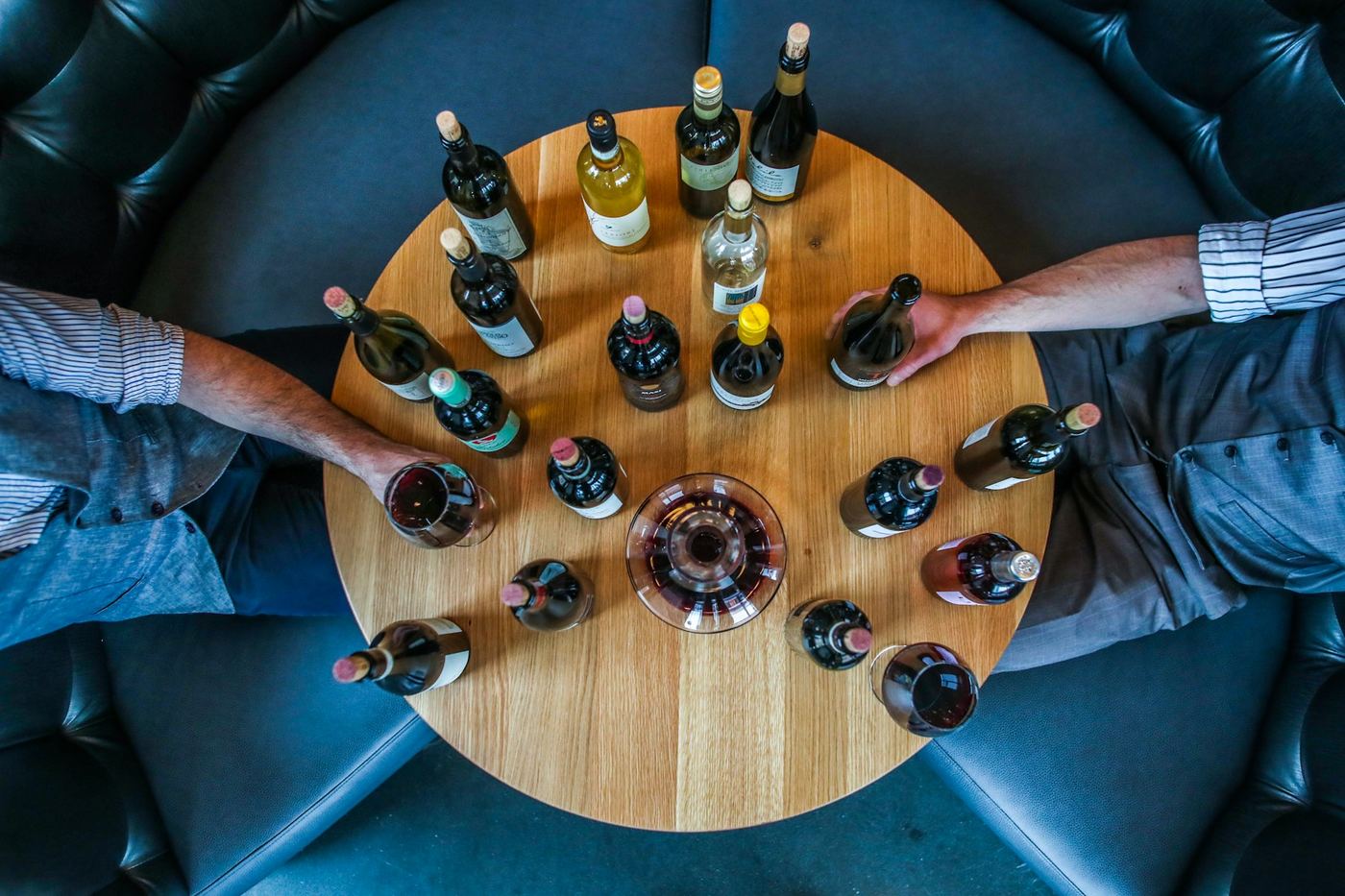 Bottiglie di vino disposte in cerchio su un tavolo rotondo